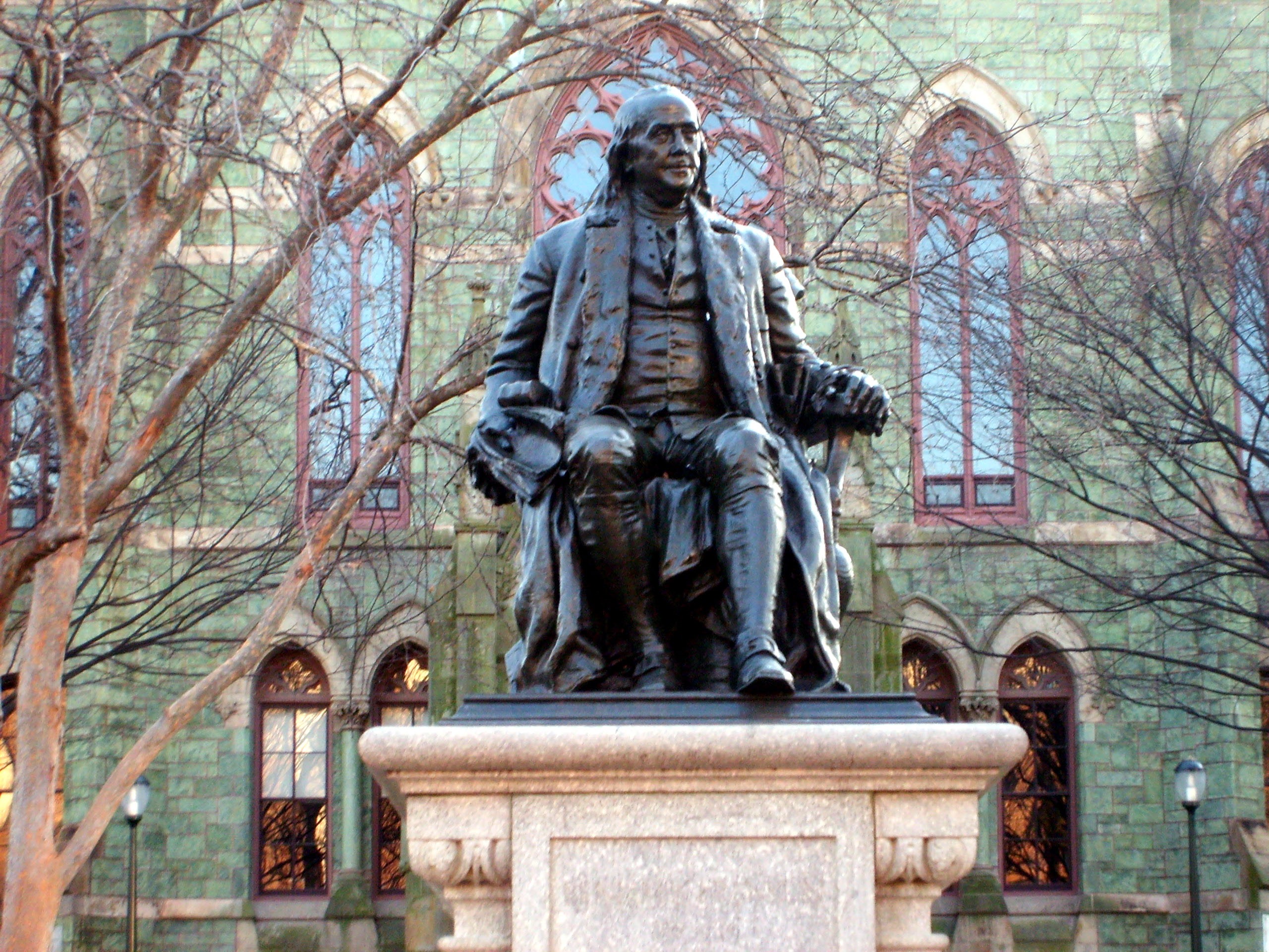 Benjamin_Franklin_statue_in_front_of_College_Hall